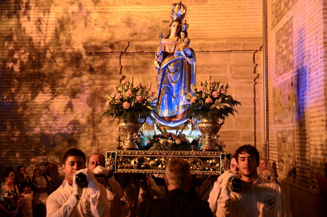 Procesión en honor a San Roque y la Virgen del Rosario en Huétor Vega