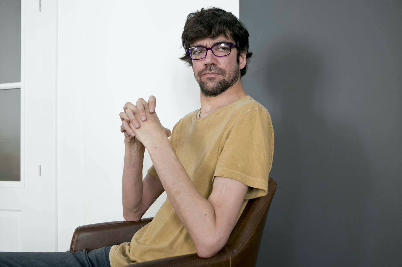 Javier Botet mira con seriedad.