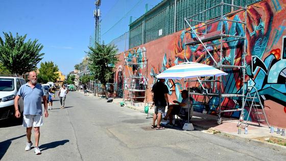 El arte urbano envuelve el campo de fútbol de Huétor Vega