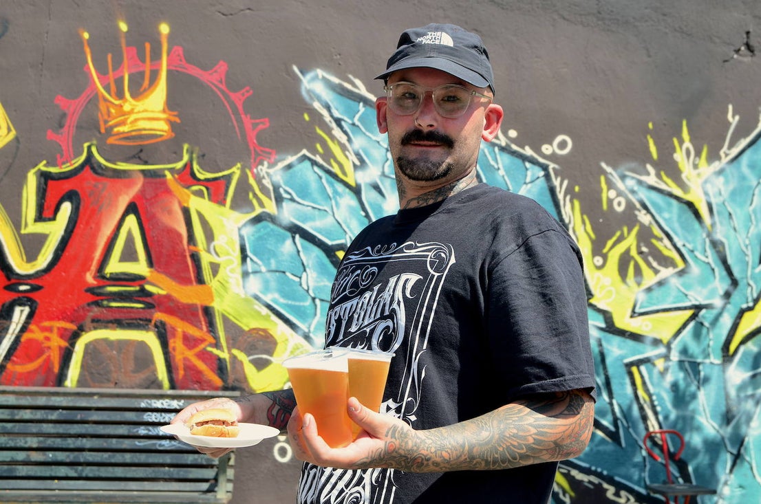 El arte urbano envuelve el campo de fútbol de Huétor Vega