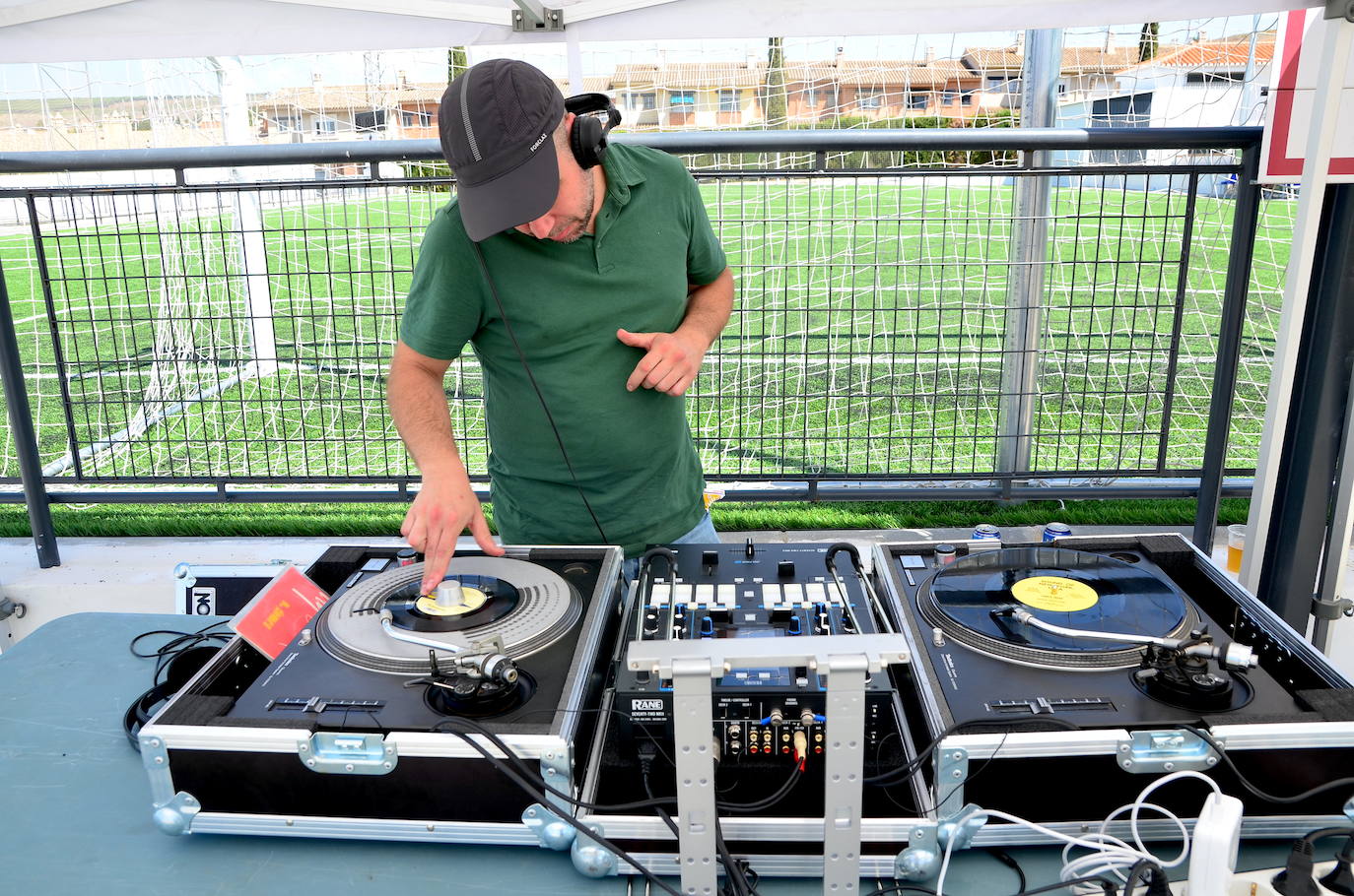 El arte urbano envuelve el campo de fútbol de Huétor Vega