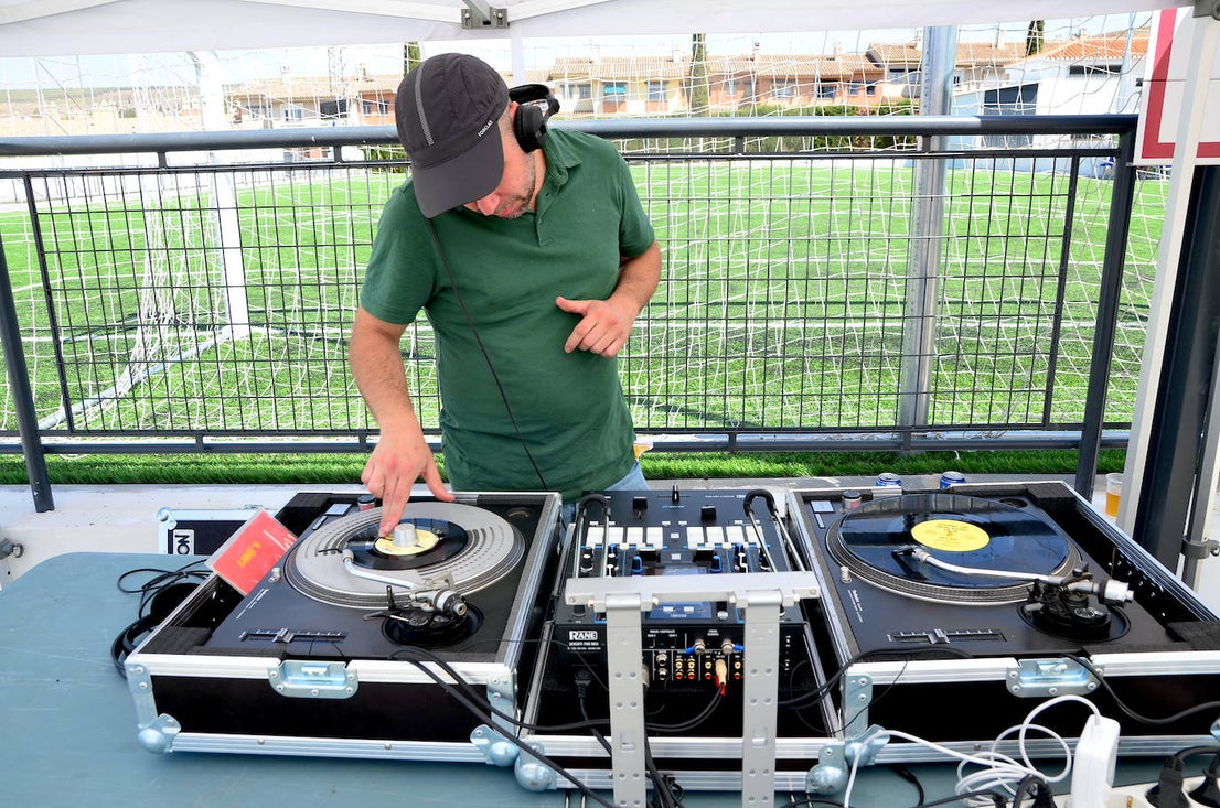 El arte urbano envuelve el campo de fútbol de Huétor Vega