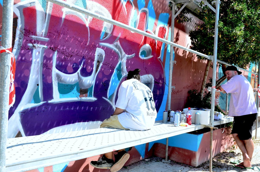 El arte urbano envuelve el campo de fútbol de Huétor Vega