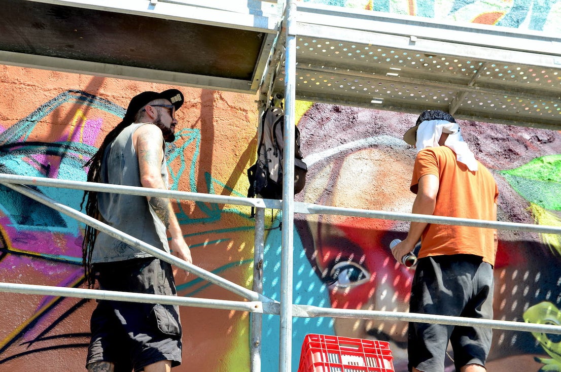 El arte urbano envuelve el campo de fútbol de Huétor Vega