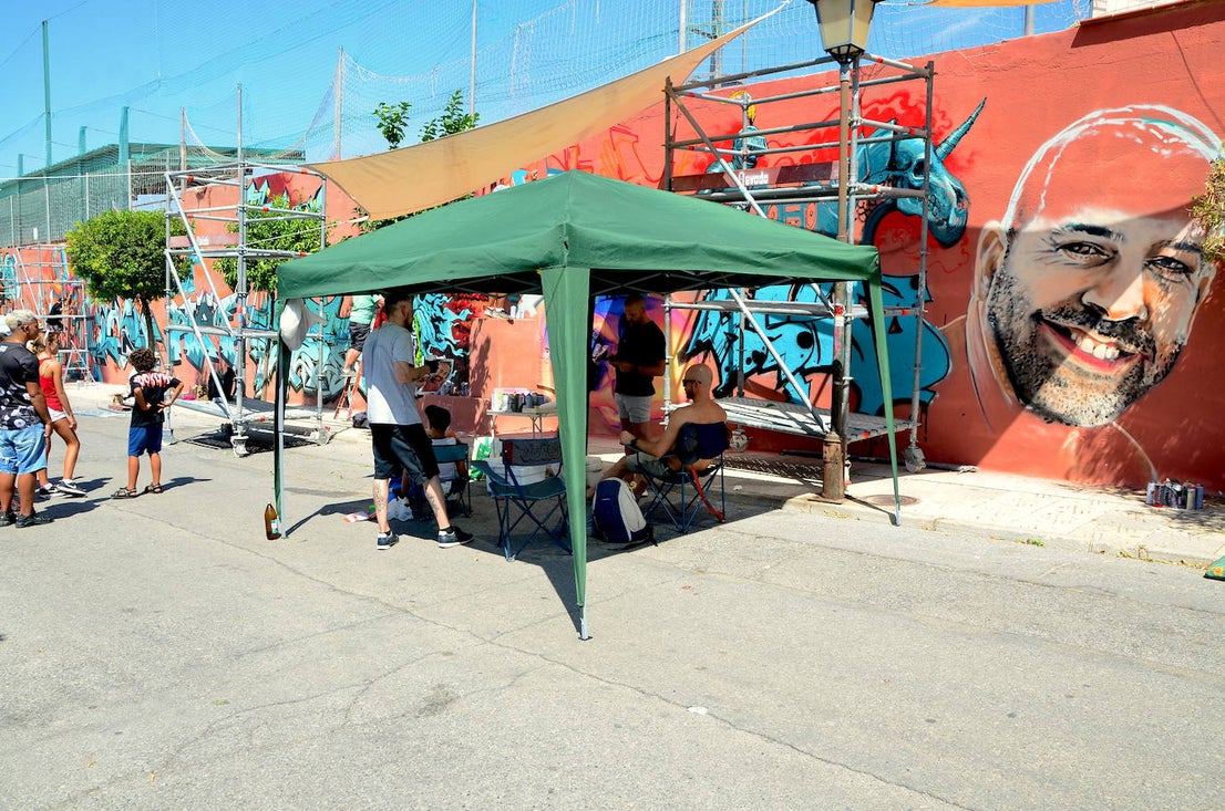El arte urbano envuelve el campo de fútbol de Huétor Vega