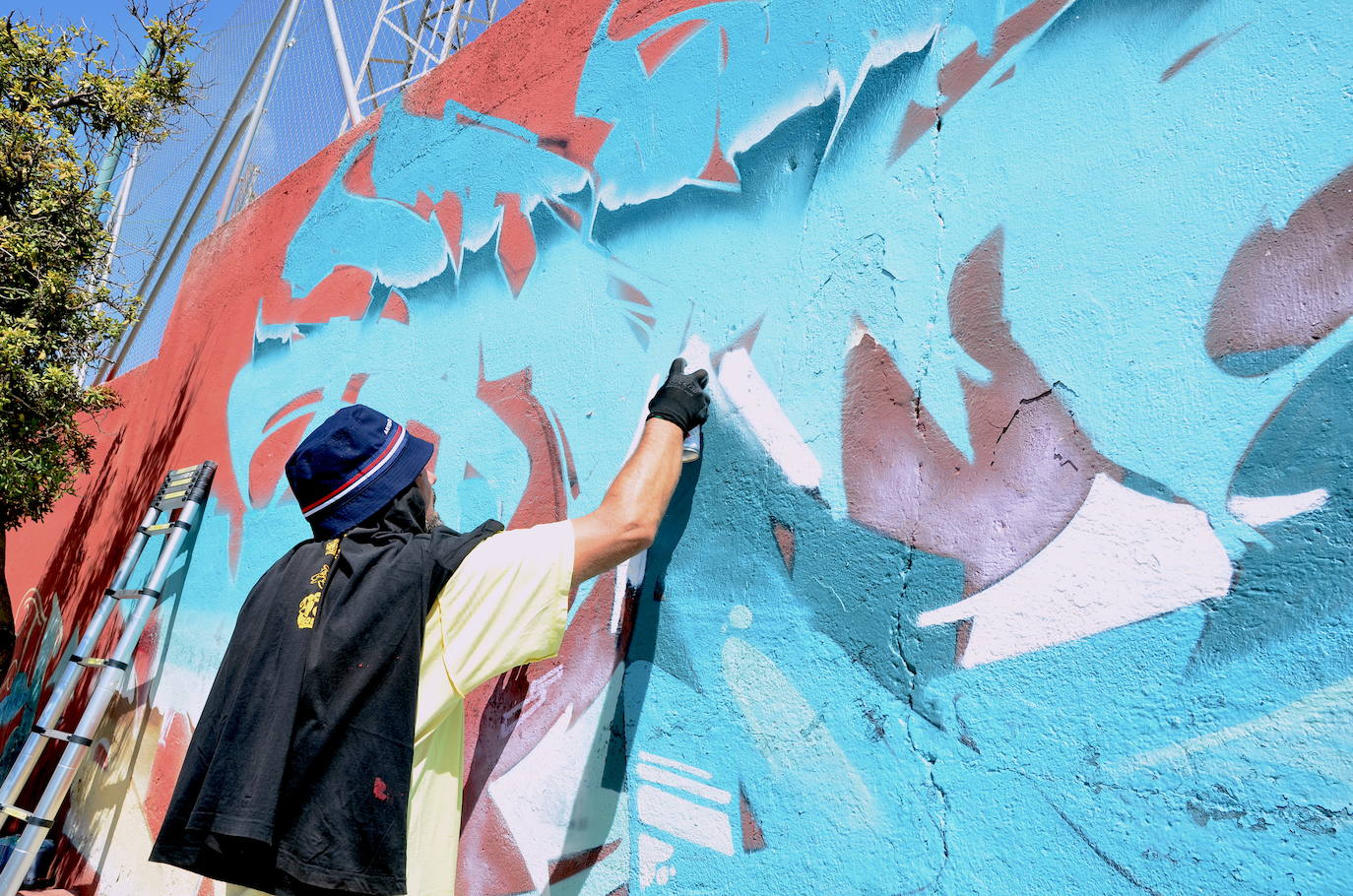 El arte urbano envuelve el campo de fútbol de Huétor Vega
