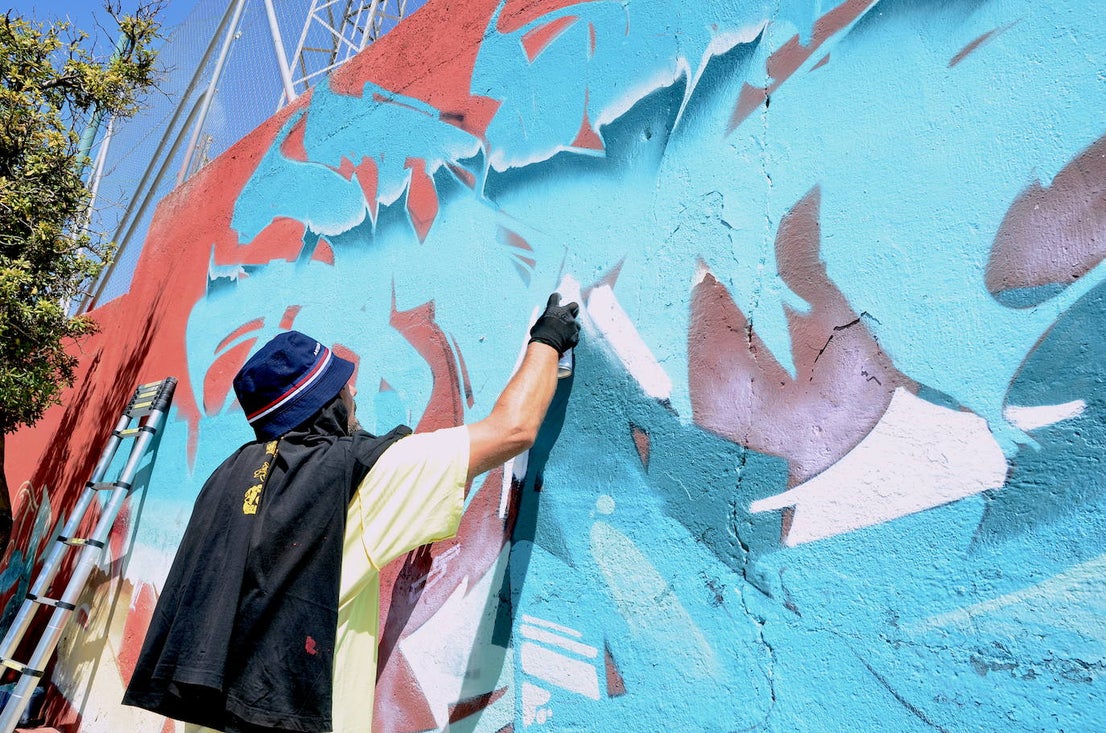 El arte urbano envuelve el campo de fútbol de Huétor Vega