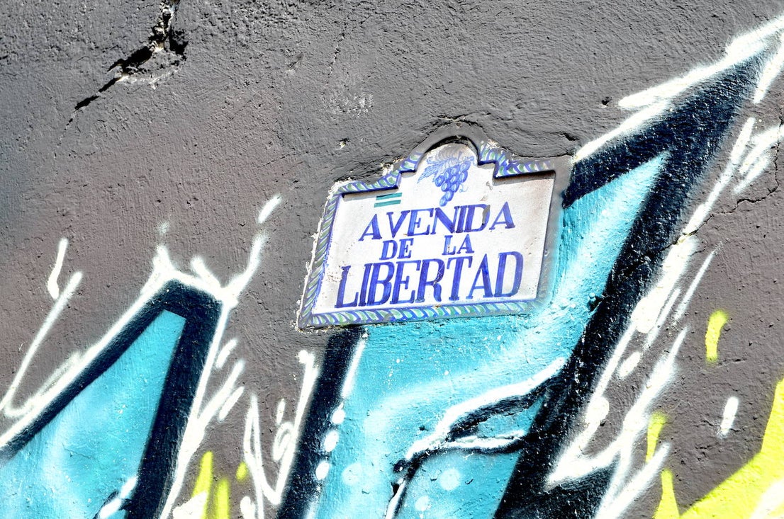 El arte urbano envuelve el campo de fútbol de Huétor Vega