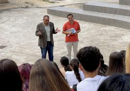 El alcalde de Huétor Vega, Mario del Paso, y el director del IES Los Neveros, Juan de Dios Rodríguez.