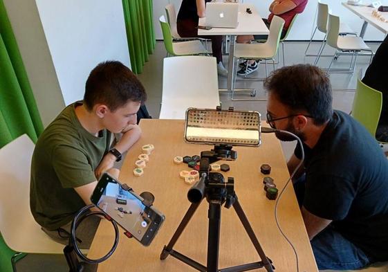 Pedro, a la izquierda, disputando una de sus partidas de 'Hive' en Londres.