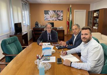 Indalecio Sánchez-Montesinos, reunido con el alcalde y el concejal de Salud de Huétor Vega.