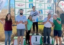 Juan Carlos Mochón, en el podio con representantes del equipo de gobierno de Huétor Vega.