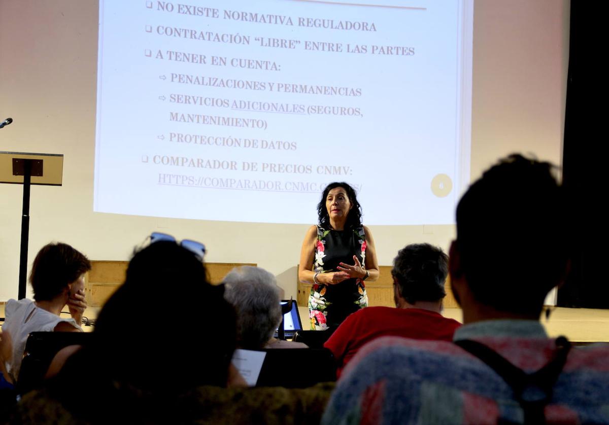 La charla, en el salón de actos del Centro Social La Nava.