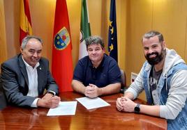 Mario del Paso, Manuel Valverde y Jesús Fernández, en la firma del convenio.