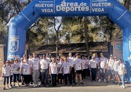 Gran participación en la marcha solidaria del 'Día de la Rosa' en Huétor Vega