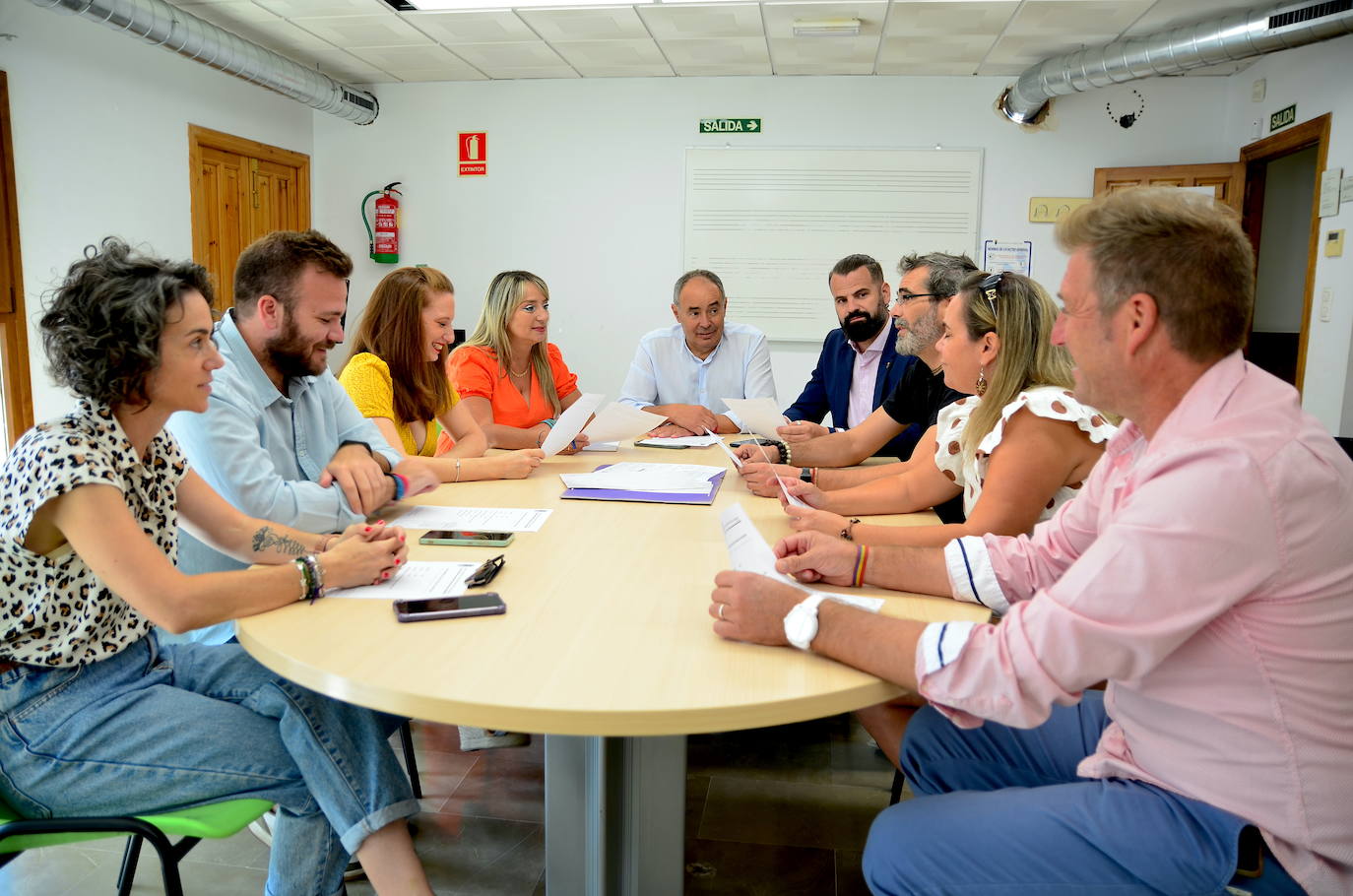 El equipo de gobierno del Ayuntamiento de Huétor Vega, reunido en el edificio Huerta Cercada a principios de octubre.