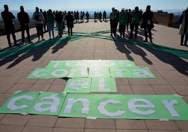Lazo humano contra el cáncer, en Huétor Vega.