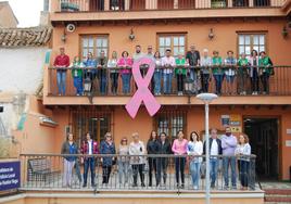 Lazo en la fachada del Ayuntamiento.