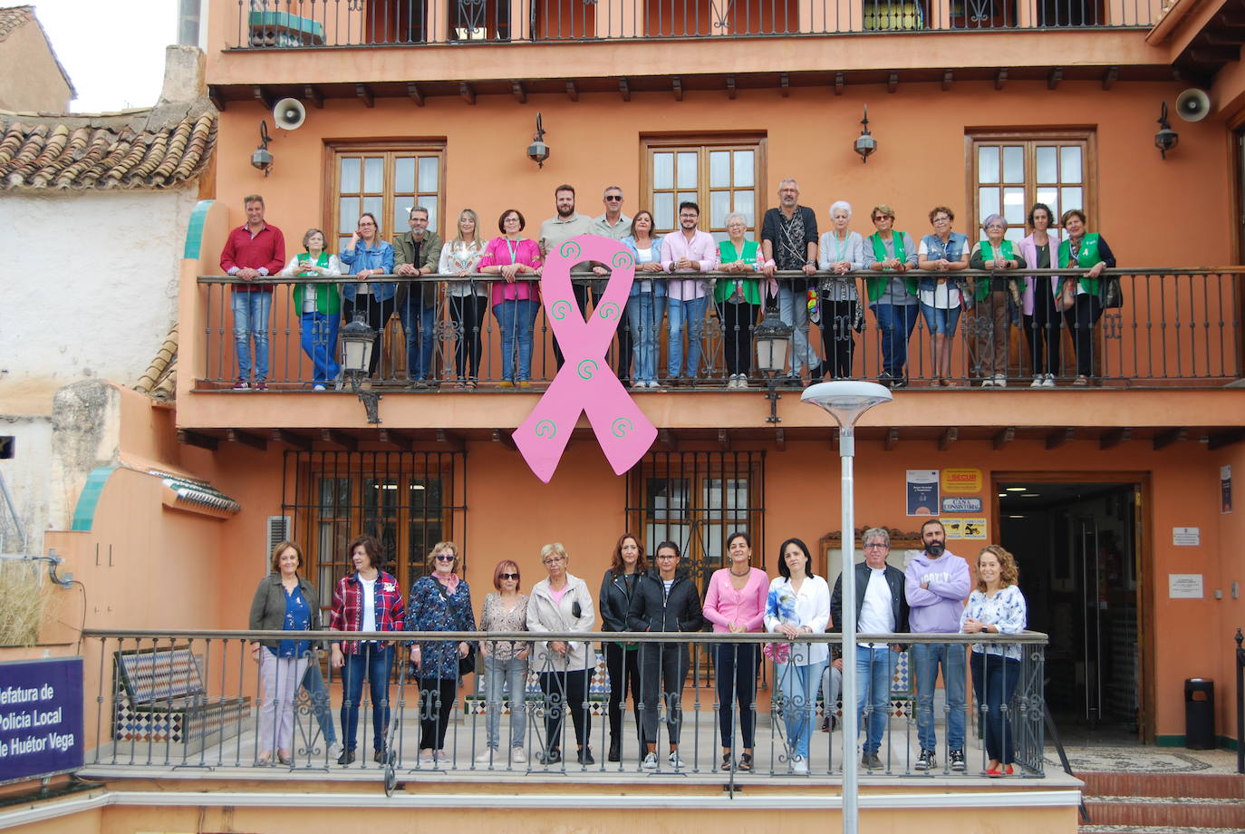 Lazo en la fachada del Ayuntamiento.