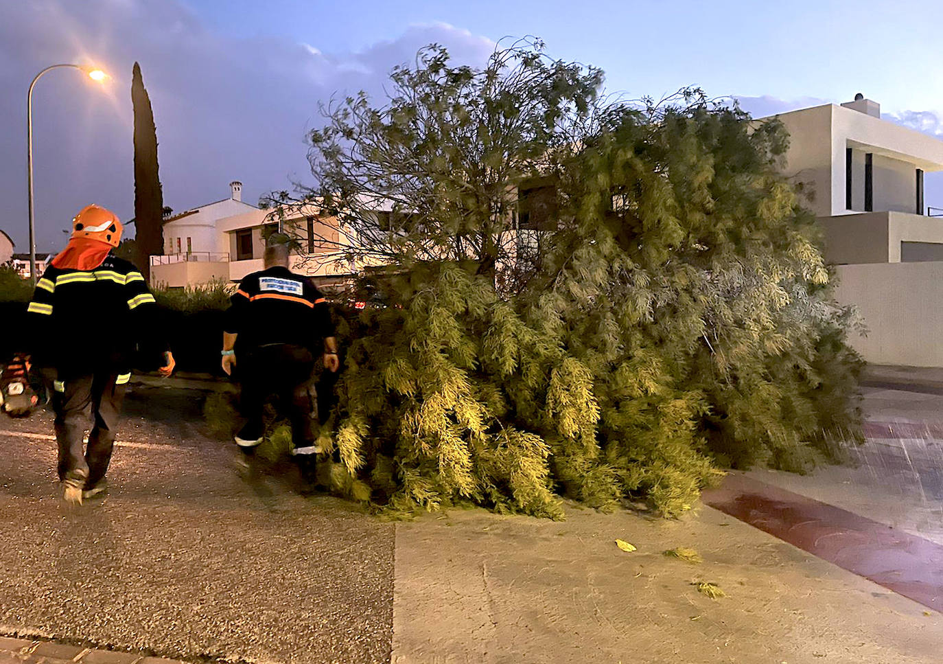 La Agrupación de Voluntarios de Protección Civil, actuando en Huétor Vega.
