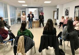 El alcalde y la concejala de Igualdad de Huétor Vega, hoy en el primer taller.