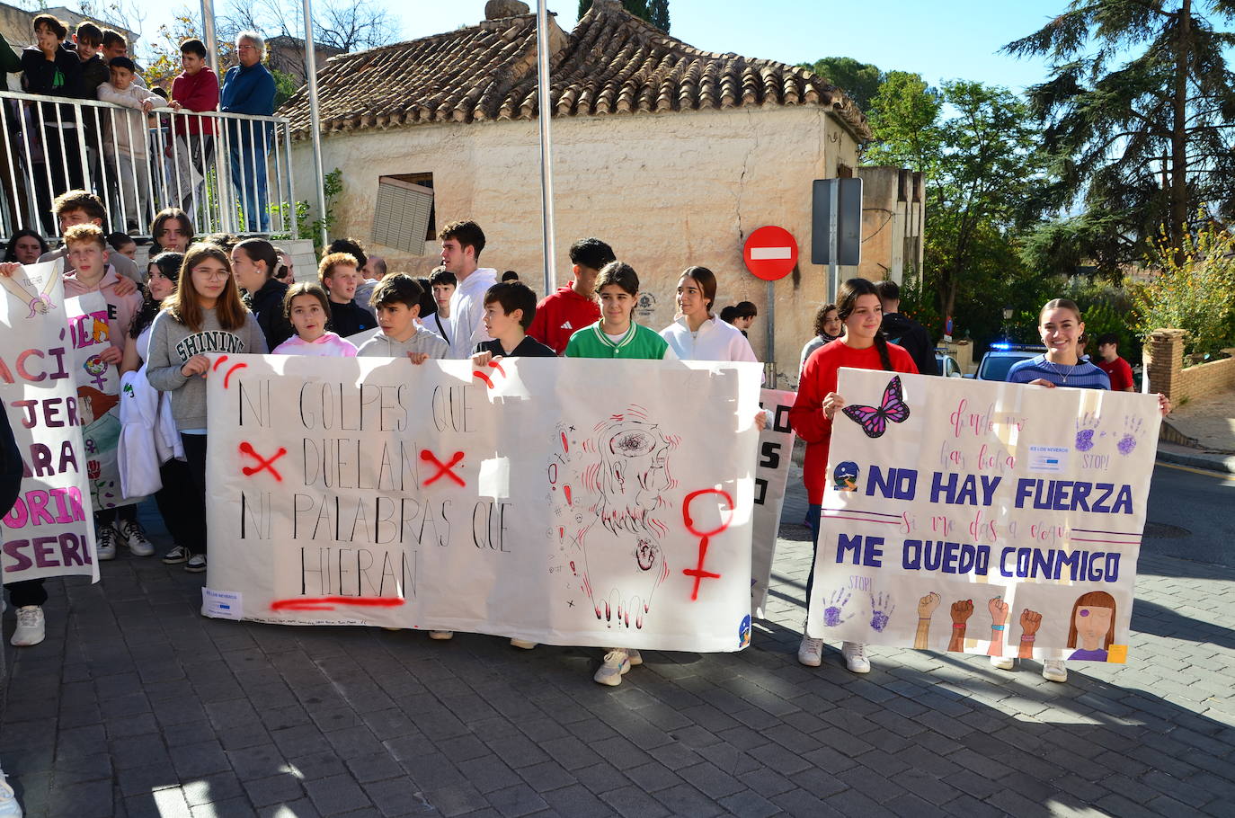 La juventud toma la voz en Huétor Vega por el 25N