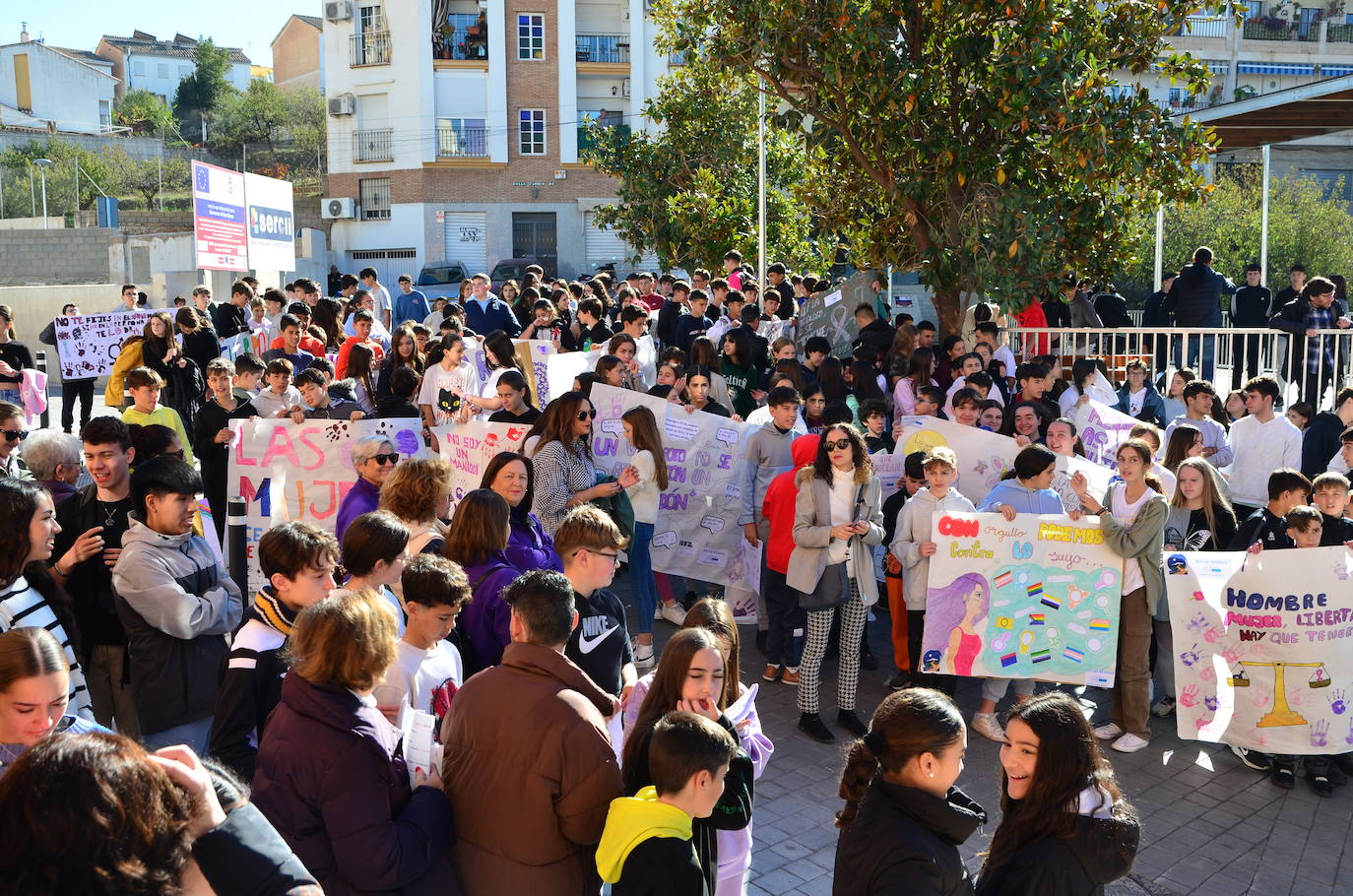 La juventud toma la voz en Huétor Vega por el 25N