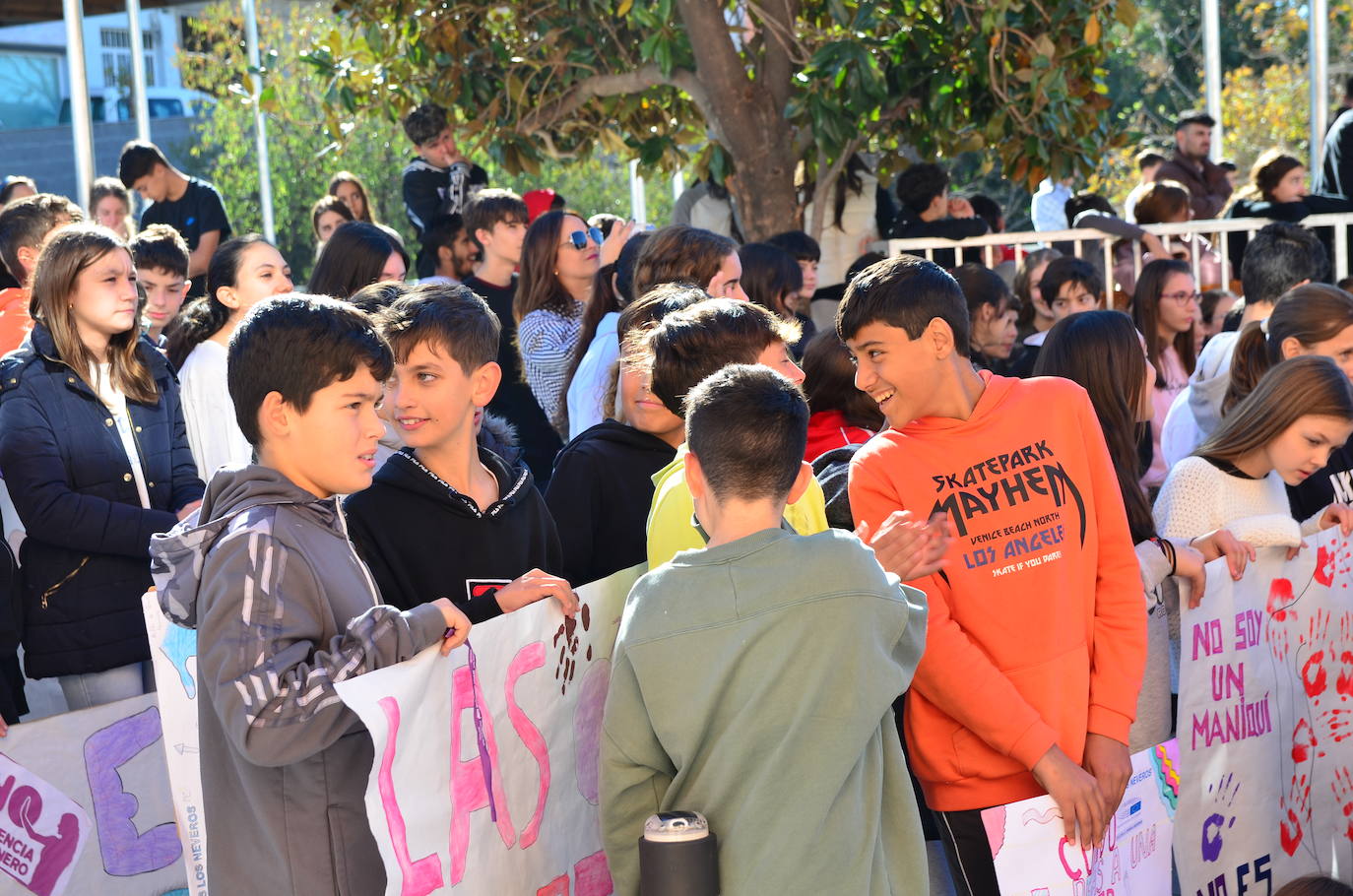 La juventud toma la voz en Huétor Vega por el 25N