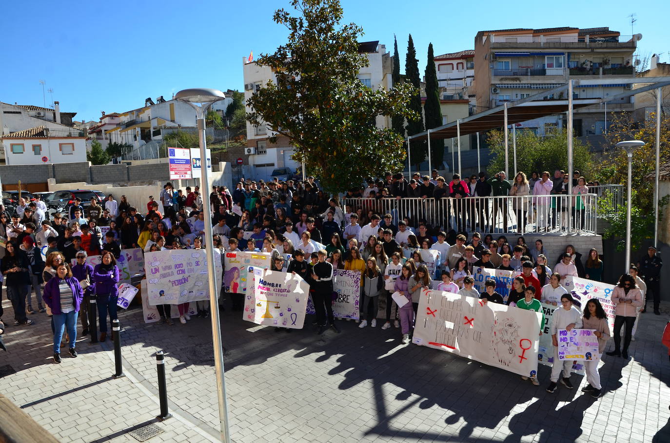 La juventud toma la voz en Huétor Vega por el 25N