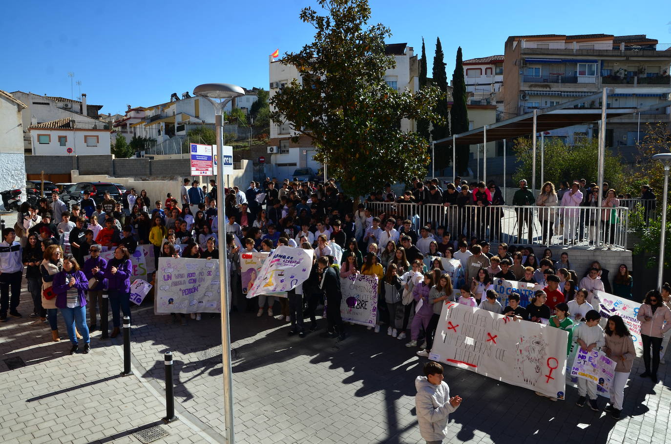 La juventud toma la voz en Huétor Vega por el 25N