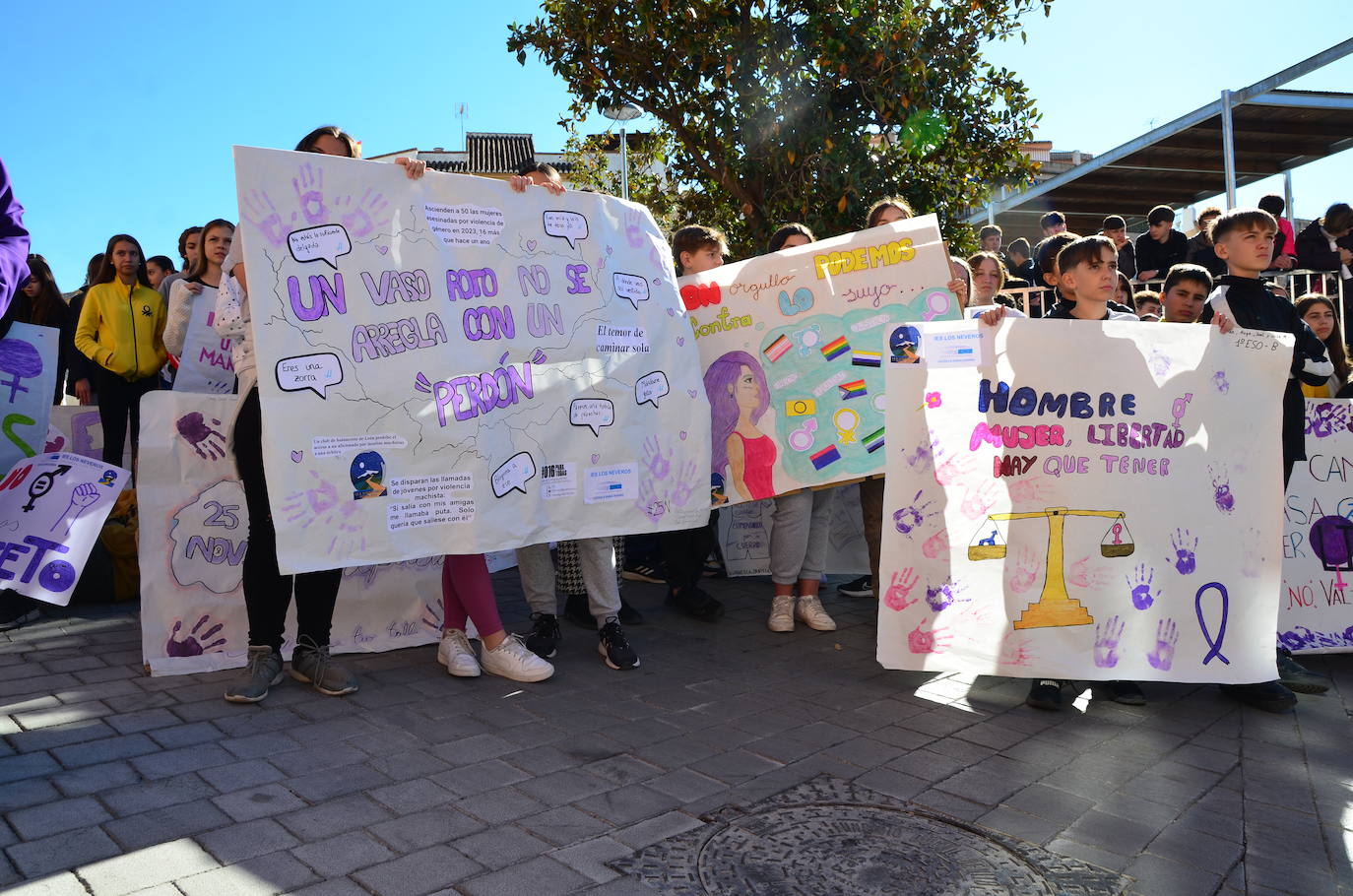 La juventud toma la voz en Huétor Vega por el 25N