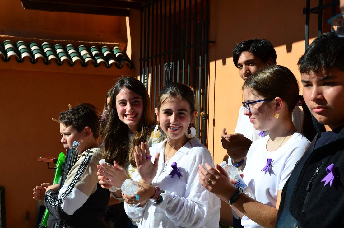 La juventud toma la voz en Huétor Vega por el 25N
