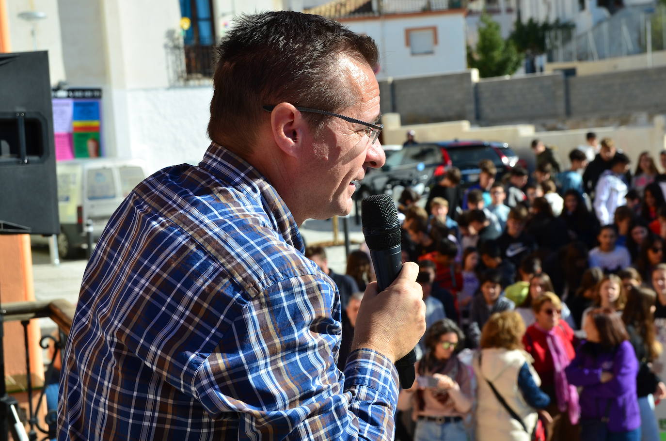 La juventud toma la voz en Huétor Vega por el 25N