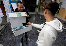 En el IES Los Neveros de Huétor Vega se prohíbe el uso de terminales para dar un «respiro» al alumnado.