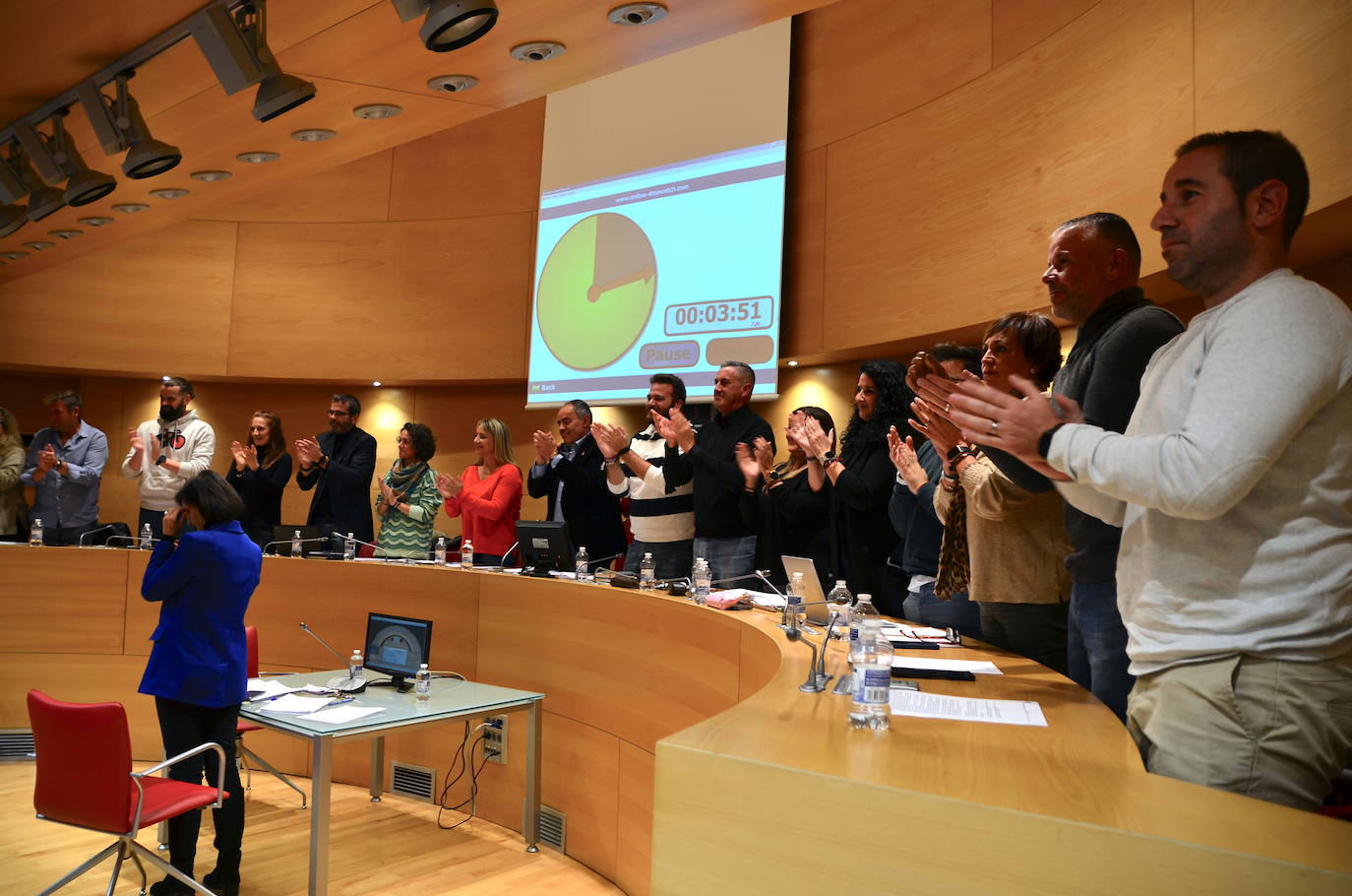 La corporación municipal de Huétor Vega, aplaudiendo en pie.