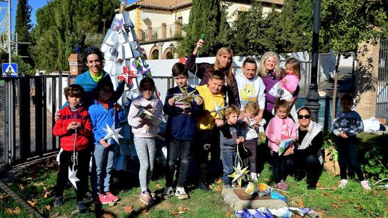 El árbol de Navidad con materiales reutilizados en Huétor Vega