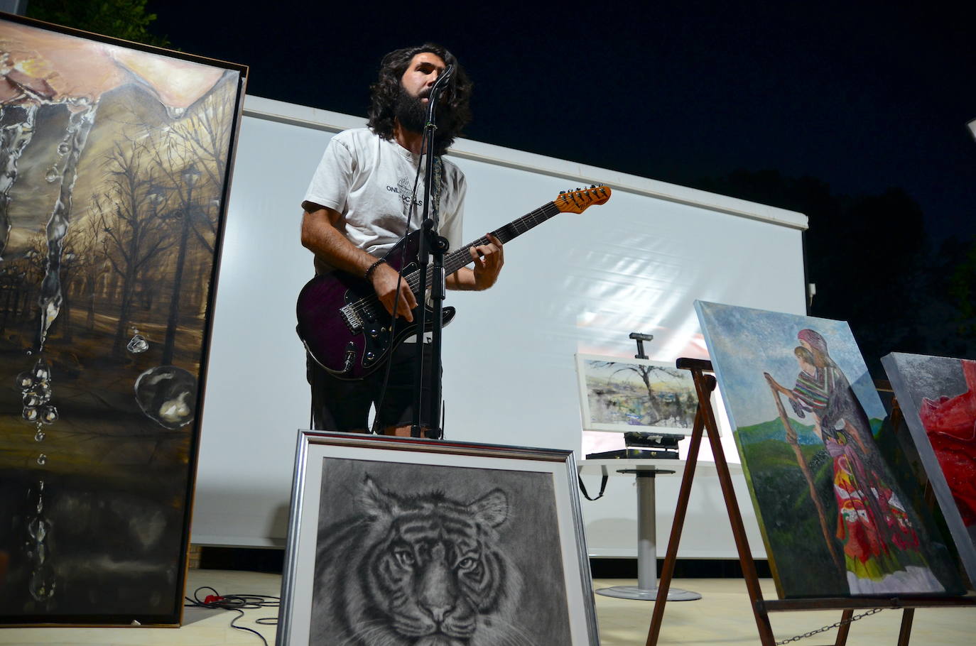 El músico local Carlos Moreno 'Illobrown', rodeado de obras.