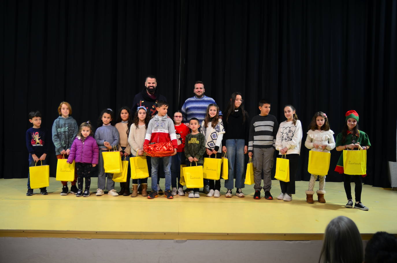 El alumnado de los colegios que ha creado las postales ganadoras.