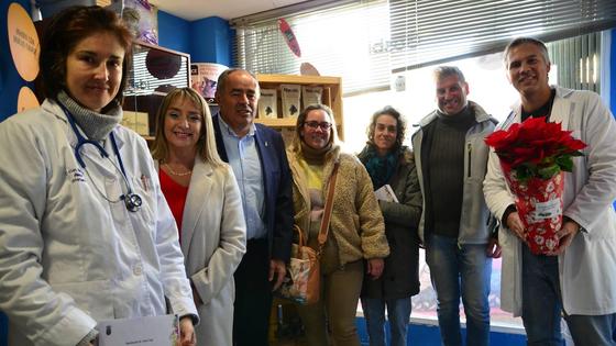 El Ayuntamiento de Huétor Vega entrega flores de Pascua a los comercios