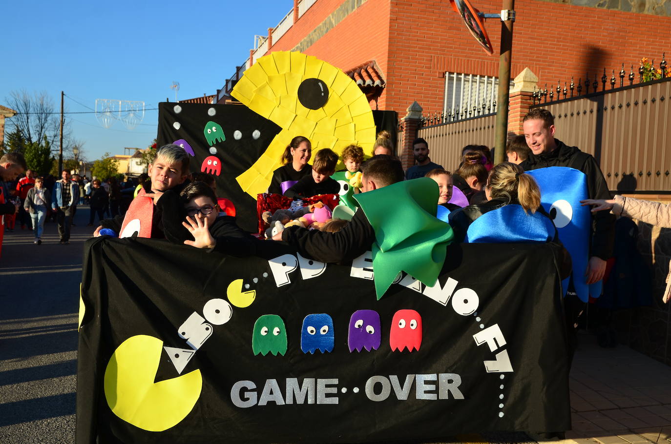 Carroza de la Peña Deportiva Ébano Fútbol 7, evocando el clásico ‘Pac-Man’.