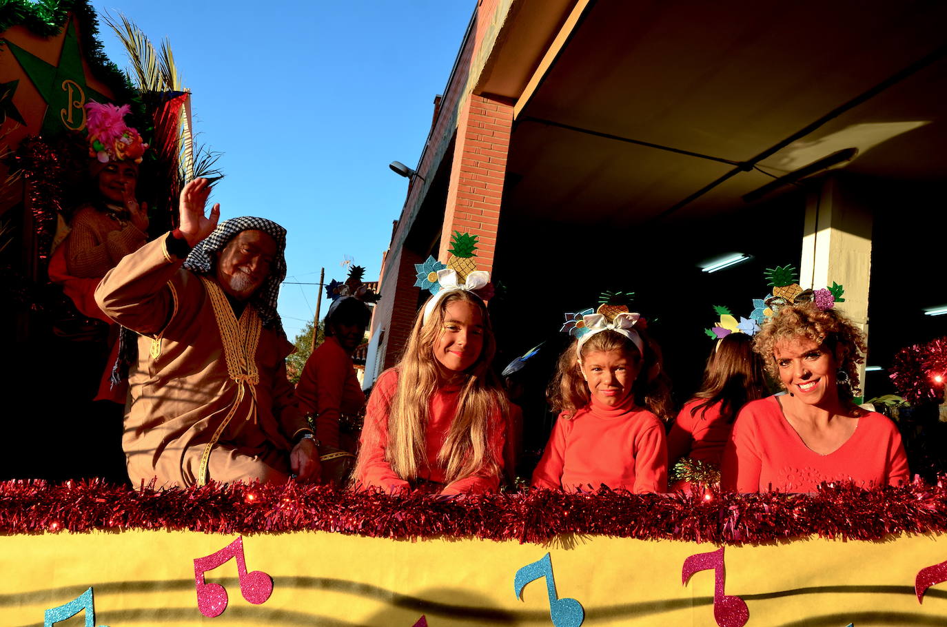 Carroza de Ritmos Latinos, con la escuela municipal recreando la sabrosura musical cubana.