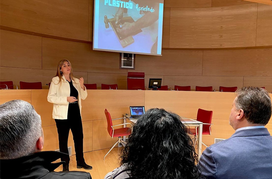 Beatriz Sánchez, del colectivo Operación Encina, explica el proyecto Vía Verde del Camino de los Neveros, hoy en el Ayuntamiento de Huétor Vega.