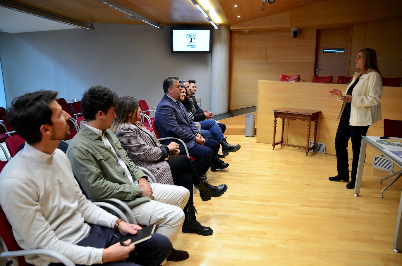 Beatriz Sánchez, del colectivo Operación Encina, explica el proyecto Vía Verde del Camino de los Neveros, hoy en el Ayuntamiento de Huétor Vega.