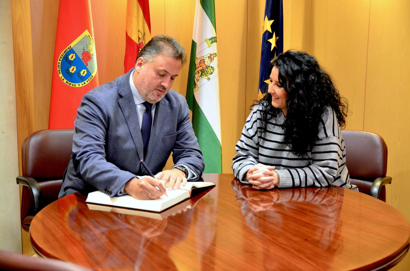 Manuel Francisco García, delegado de Medio Ambiente, con Elena Duque, alcaldesa de Huétor Vega.