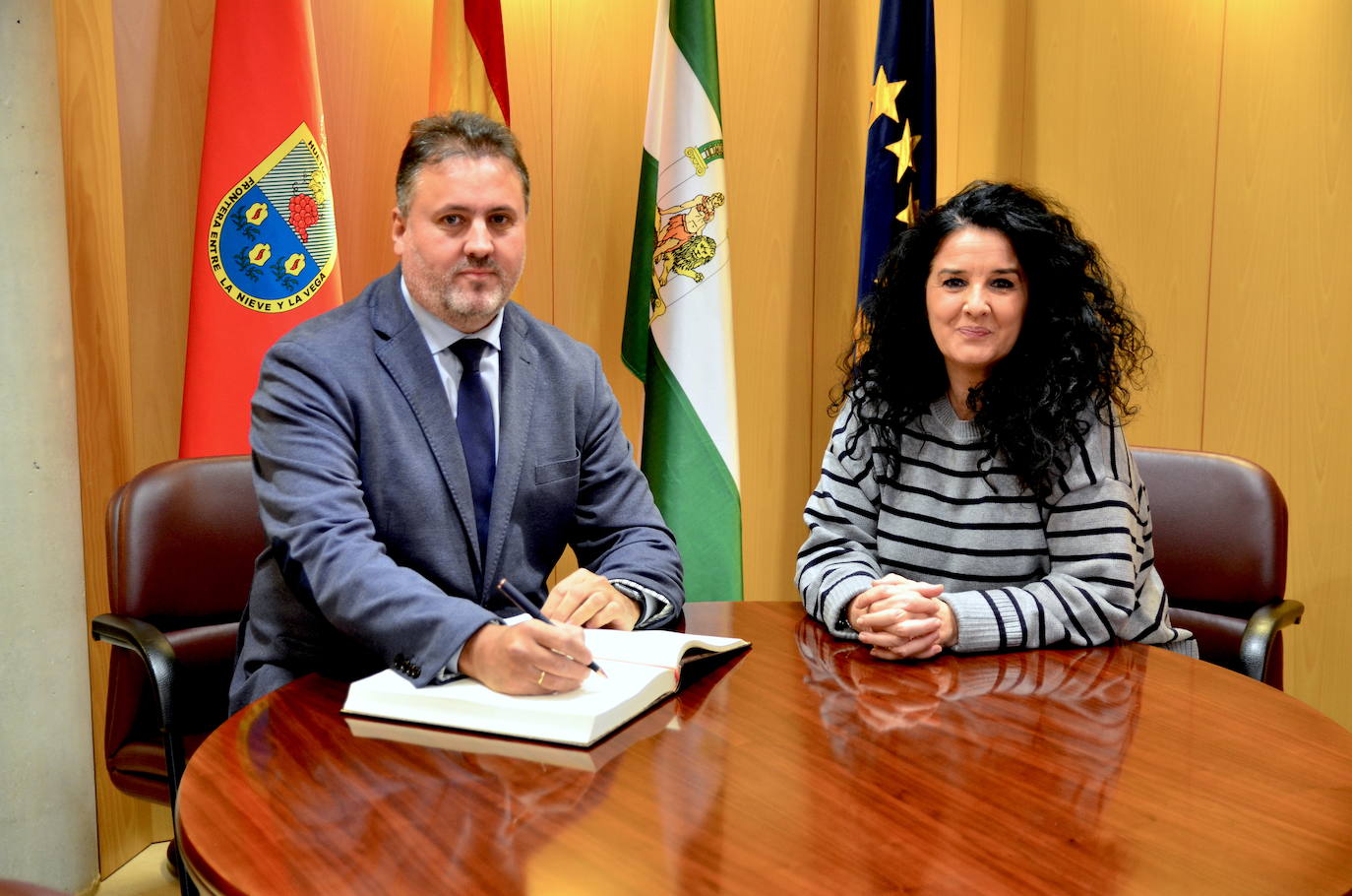 Manuel Francisco García, delegado de Medio Ambiente, con Elena Duque, alcaldesa de Huétor Vega.