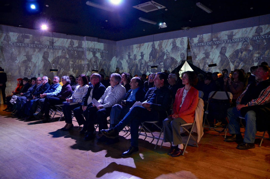 El Centro del Vino y Flamenco, en Huerta Cercada, acogió el acto de homenaje a ‘Huétor Vega Gráfico’.