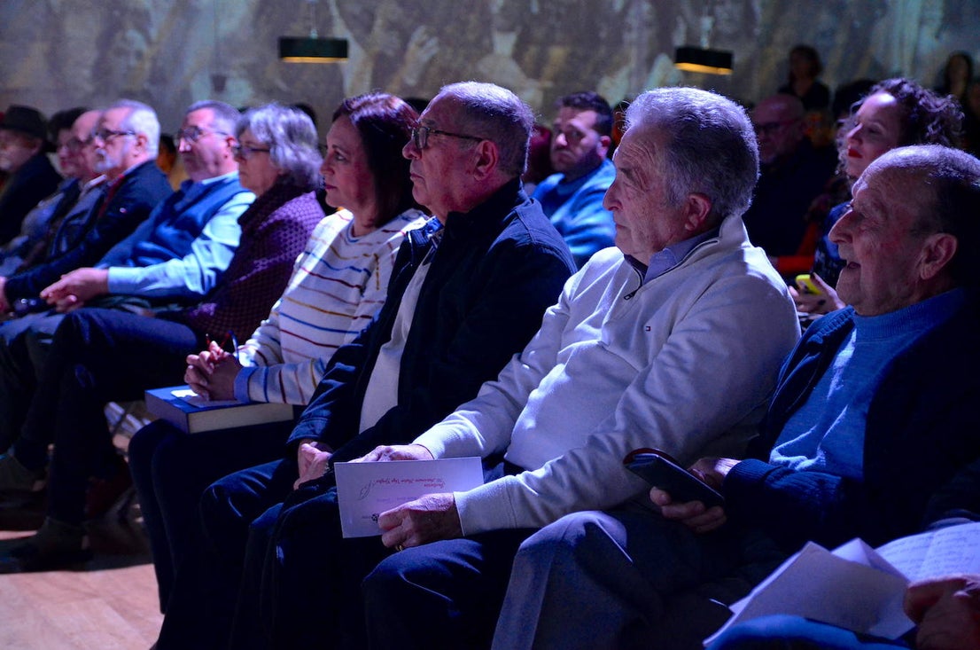 El Centro del Vino y Flamenco, en Huerta Cercada, acogió el acto de homenaje a ‘Huétor Vega Gráfico’.