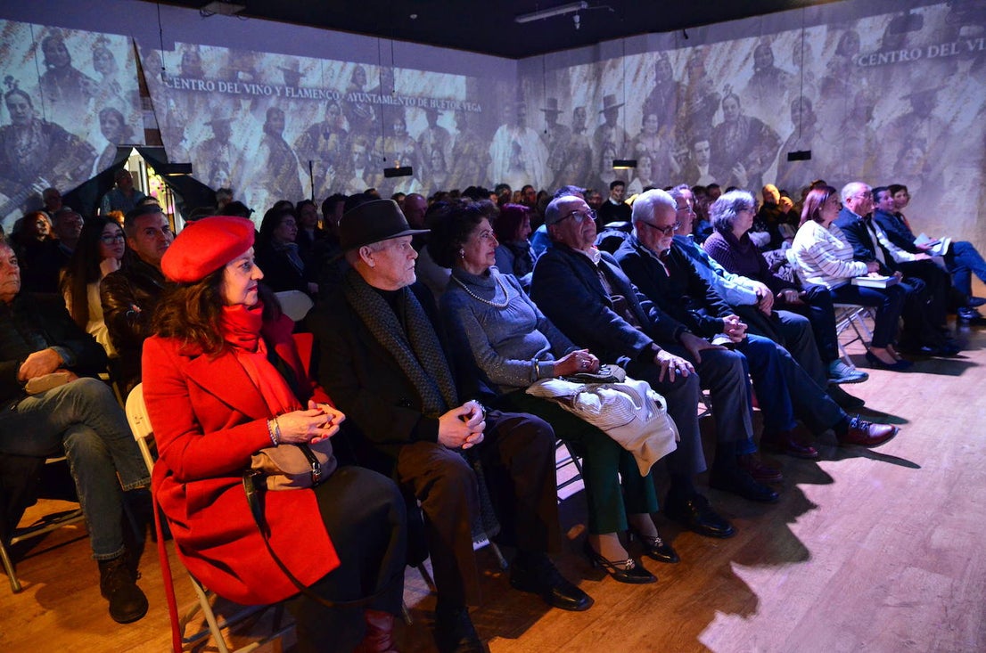 El Centro del Vino y Flamenco, en Huerta Cercada, acogió el acto de homenaje a ‘Huétor Vega Gráfico’.