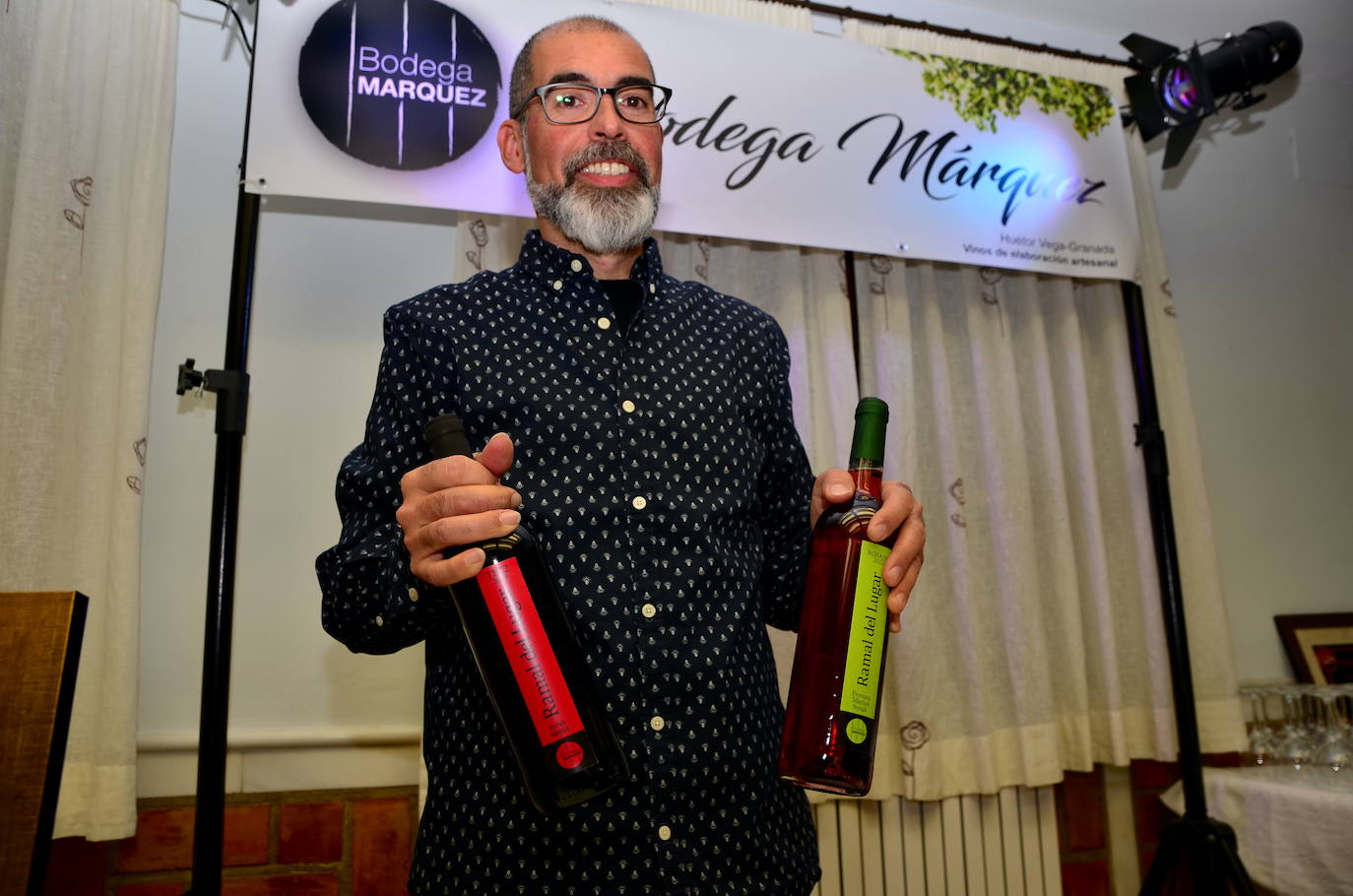 Gran ambiente en los estands de las XXVIII Jornadas del Vino, Jamón y Chacinas de Huétor Vega.