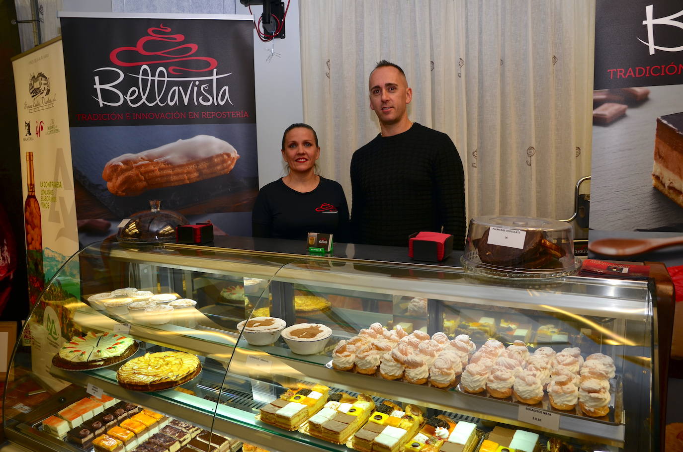 Gran ambiente en los estands de las XXVIII Jornadas del Vino, Jamón y Chacinas de Huétor Vega.